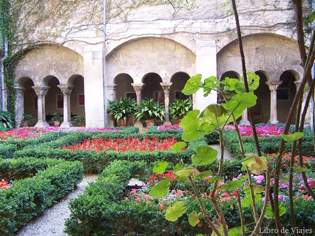 [Claustro del Convento de Saint Rèmy en Provence.jpg]