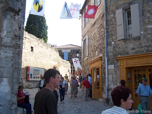 [Entrada al pueblo medieval de Lex Baux en Provence[1].jpg]