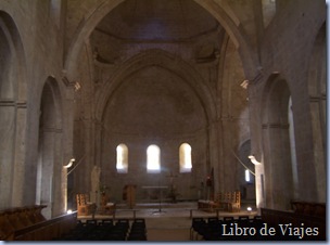 Interior de la Iglesia de la Abadia de Senanque en Provenza