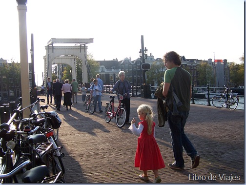 Puente sobre uno de los Canales en Ámsterdam