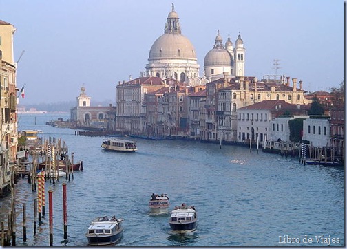 Gran Canal de Venecia, el más grande en la ciudad y el más transitado. Al fondo la cúpula de la Catedral de San Marcos