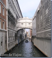 Puente de los Suspiros en Venecia, llamado así por los suspiros de las mujeres cuando veían en el corredor a sus familiares desfilar hacia la prisión.