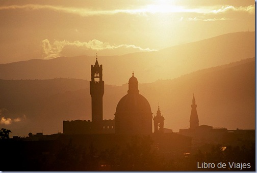 Atardecer sobre la Catedral de Florencia Atardecer sobre la Catedral de Florencia
