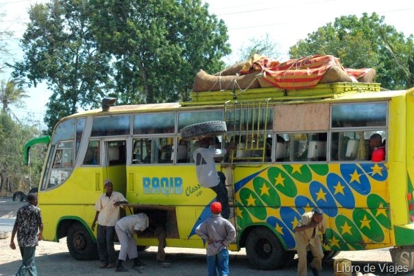 [fijaos como sube la rueda pinchada...llegando a Mombasa (Kenya)[5].jpg]