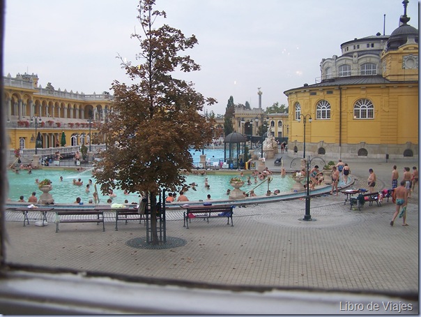 Balneario al aire libre de Széchenyi, el complejo termal más grande de Europa se encuentra en Budapest