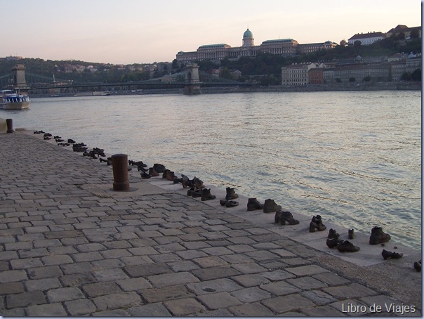Calzados de hierro en honor a los judíos fusilados en esta orilla del Danubio en Budapest