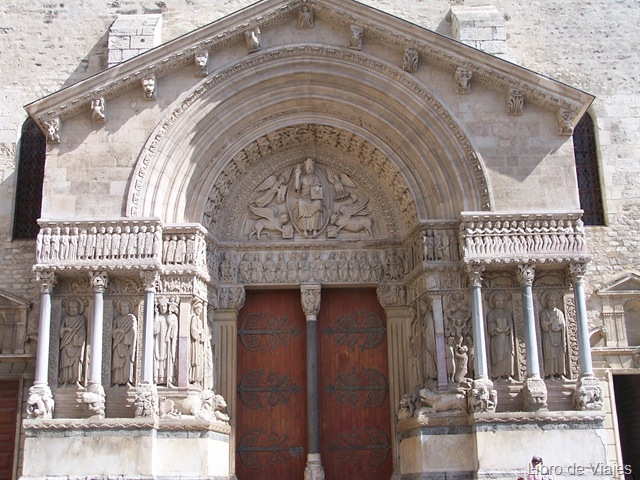 [Portada Romanica de la Iglesia de San Trofimo en Arles[8].jpg]