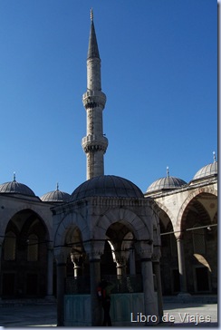 Minarete e Interior del Patio de la Mezquita Azul de Estambul