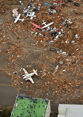 [japan-tsunami-earthquake-hits-northeast-airplanes_33137_600x450.jpg]