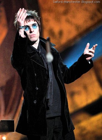 [Liam Gallagher pictured throwing a microphone into the crowd at the Brit Awards[6].jpg]