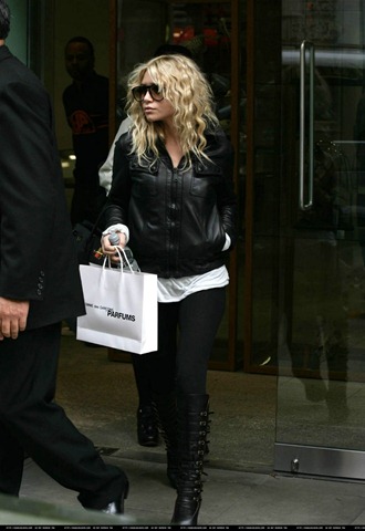 [mary-kate-ashley-olsen-paris-dover-street-sept-28-2006-03[3].jpg]