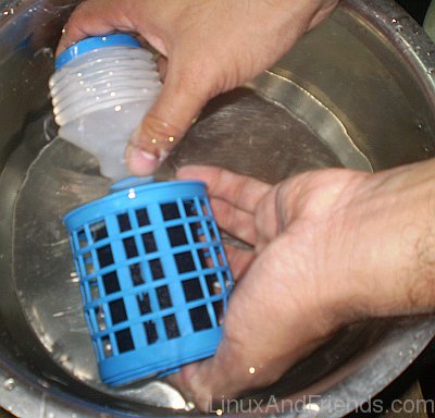 Use the bellow pump to clean the carbon block This picture shows how to clean the carbon block