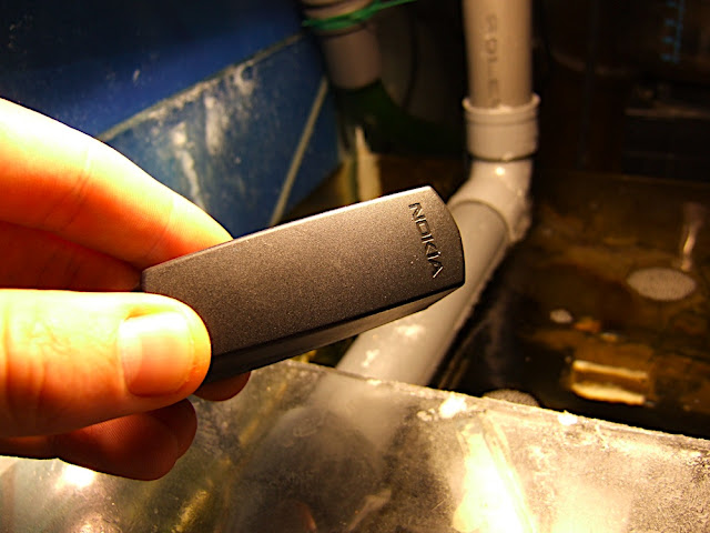 le ventillo est aliment&eacute; en 5.7v par un chargeur de t&eacute;l&eacute;phone