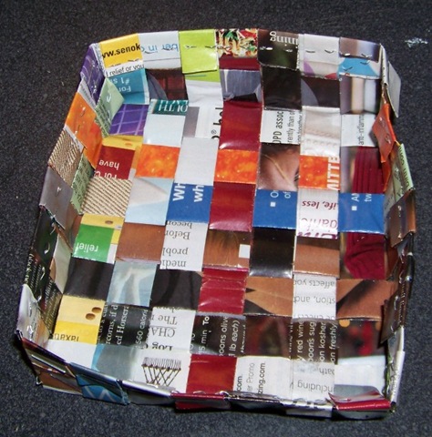 [recycled magazine basket 004 Large Web view[12].jpg]