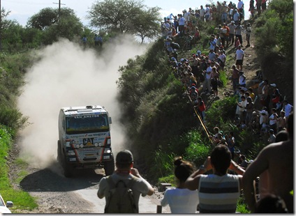 Télam-Córdoba, 02/01/2010
El Rally Dakar pasó por disitintas poblaciones cordobesas, como Calamunchita, logrando captar la atención del numeroso público que se dio cita para ver pasar los rodados.
Foto: Irma Montiel/Télam/cl