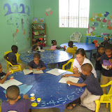 La clase de Profe Lorena.  Lauren is in the back right corner, Kendell is helping at the front table.