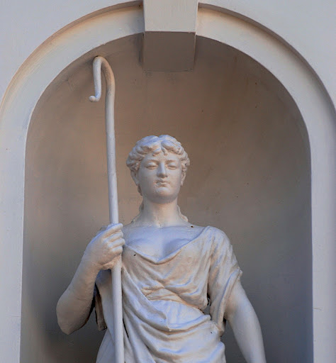 The Statue that sits above the entrance to The Twankey. It also happens to be the statue the seafood, champagne and oyster bar is named after.