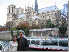 Paris - Luiz e Ines num passeio de barco no Seine, em frente da Catedral de Notre Dame, a famosa catedral gótica de 1163