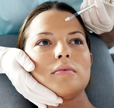[woman taking botox injection[4].jpg]