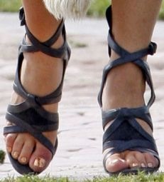 [open-toe-sandals-lady-gaga[2].jpg]