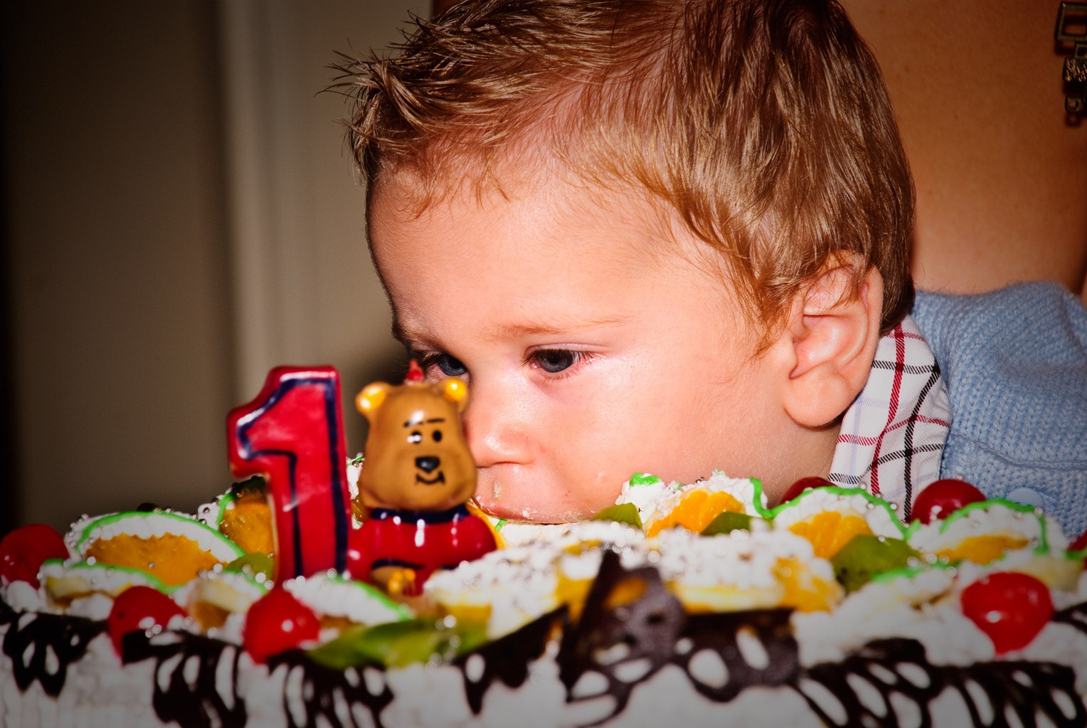 [Tudor-1st-birthday-cake-messup[3].jpg]