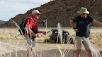 Auf gehts. Wir machen eine Wanderung bei Klein Aus Vista, am Rand der Namib Wüste.