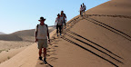 Am Kamm einer Düne beim Sossusvlei. Gradwanderung. Am Kamm einer Düne beim Sossusvlei. Gradwanderung.