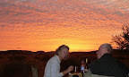 Beim Dinner in der Namib, Feb 2008. Mit Chibo nach Namibia und dann 3 Tage auf Camping Tour ins Damaraland. Beim Dinner in der Namib, Feb 2008. Mit Chibo nach Namibia und dann 3 Tage auf Camping Tour ins Damaraland.