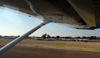 Ein 1 stunden Rundflug über das Okavango Delta beginnt, Maun Airport ist sehr beschäftigt. Ein 1 stunden Rundflug über das Okavango Delta beginnt, Maun Airport ist sehr beschäftigt.