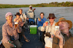 Prost! Der letzte geruhsame “Sundowner” auf dem Okavango. Morgen gehts nach Namibia und die Tour geht zu ende. Prost! Der letzte geruhsame “Sundowner” auf dem Okavango. Morgen gehts nach Namibia und die Tour geht zu ende.