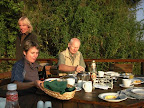 Frühstück in der Kunene River Lodge, schön auf der Terasse Frühstück in der Kunene River Lodge, schön auf der Terasse