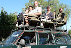 Transport a la Kalahari, ”auf dem Dach juche he“. Inzwischen sind wir gut in Windhoek angekommen, die Tour ist gut verlaufen und ALLE sind wohlauf. Moregen sind Sie wieder Daheim. Transport a la Kalahari, ”auf dem Dach juche he“. Inzwischen sind wir gut in Windhoek angekommen, die Tour ist gut verlaufen und ALLE sind wohlauf. Moregen sind Sie wieder Daheim.