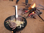 Es gibt Boerewors und Zwiebeln im Brötchen. Es gibt Boerewors und Zwiebeln im Brötchen.