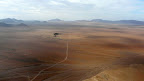 Der Messum Krater aus der Luft, Blick nach Süden / Swakopmund. An dem Hügel der hier im Bild um 10:00 liegt sind wir rum geflogen und vor den nächsten großen Berg gelandet. Der Messum Krater aus der Luft, Blick nach Süden / Swakopmund. An dem Hügel der hier im Bild um 10:00 liegt sind wir rum geflogen und vor den nächsten großen Berg gelandet.