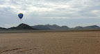 Ein schönes Foto, die Wüste und hinten der Rand vom Messum Krater, ideal zum starten und landen. Ein schönes Foto, die Wüste und hinten der Rand vom Messum Krater, ideal zum starten und landen.