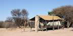 11. Nacht, in der Kalahari, hier ein Zelt in der San Düne Lodge. 11. Nacht, in der Kalahari, hier ein Zelt in der San Düne Lodge.