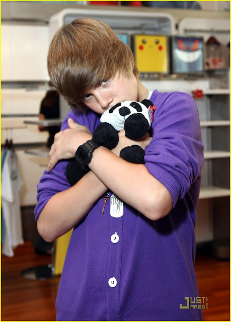 justin bieber 011. give Justin-bieber-nintendo-store-011 JUSTIN BIEBER HUGGING to someone