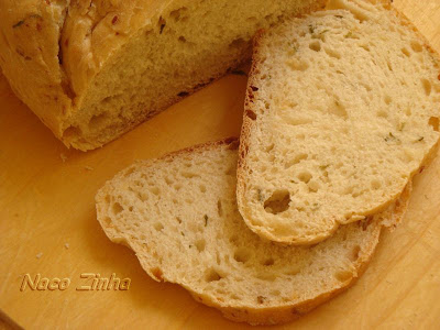 Pão de parmesão e menjericão Pão de parmesão