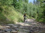 Jazda po kamyczkach, po których dodatkowo płynie sobie strumyczek jest dość męcząca ale możliwa.