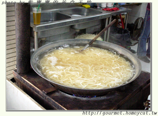 大舉進攻台南美食—府城小吃接力賽Part 2 (葉家小卷米粉、矮仔成蝦仁飯、阿伯肉粽、阿龍意麵、大師兄手工蛋捲、無名豆花、連得堂煎餅)