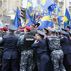 Мирних мітингувальників стражі порядку відтискають тримаючись кількома рядами