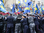 Мирних мітингувальників стражі порядку відтискають тримаючись кількома рядами