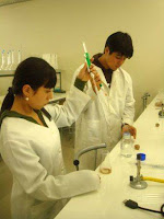Alumnos_trabajando_en_laboratorio.jpg