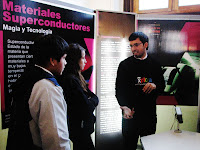Cada módulo de la exposición cuenta con monitores de EXPLORA CONICYT para orientar las inquietudes de las y los visitantes.