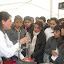 Un grupo de interesados alumnos visita el stand del proyecto sobre el estado de los suelos en la R.M. presentado por el CPP San Ramón.