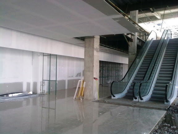 Escalator dan keramik yg sudah selesai, per 8 Desember