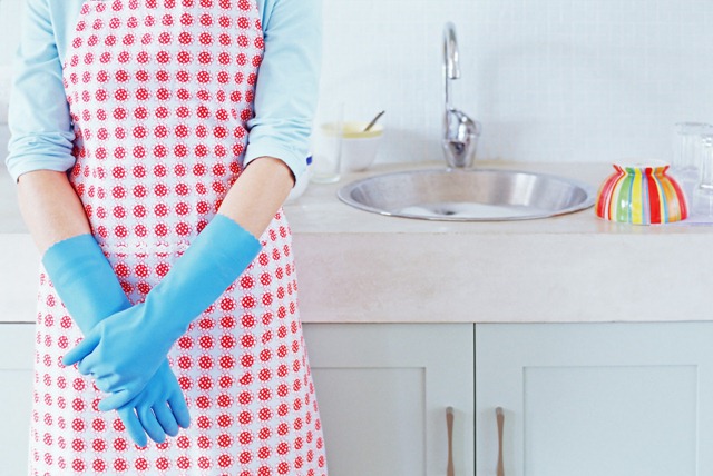 [lady at kitchen sink[4].jpg]