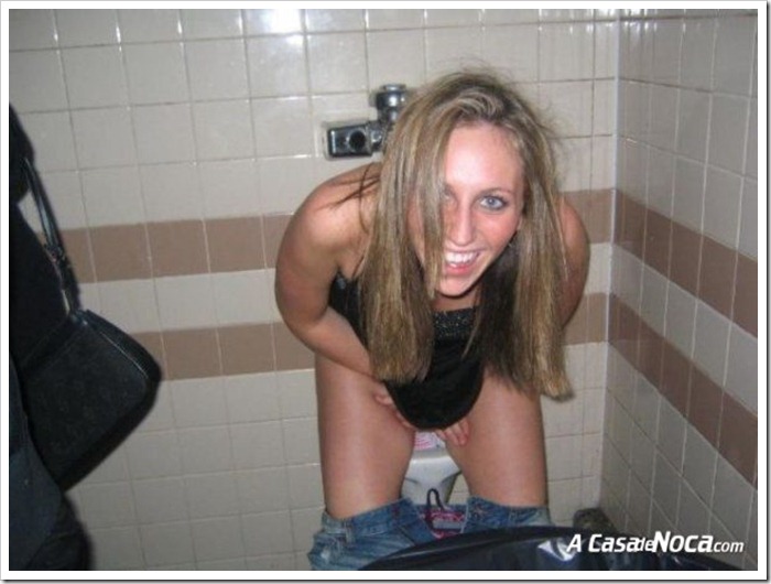 girls-in-toilett-05