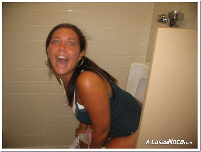 girls-in-toilett-44