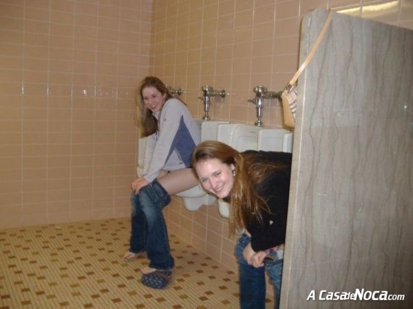 [girls-in-toilett-45[4].jpg]